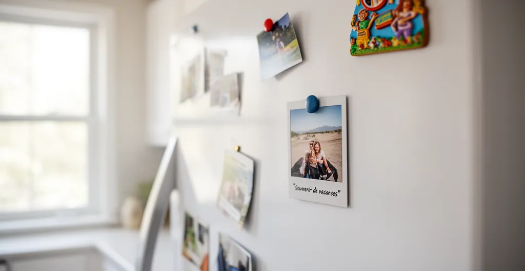 Tirage photobooth aimanté sur réfrigérateur dans cuisine familiale